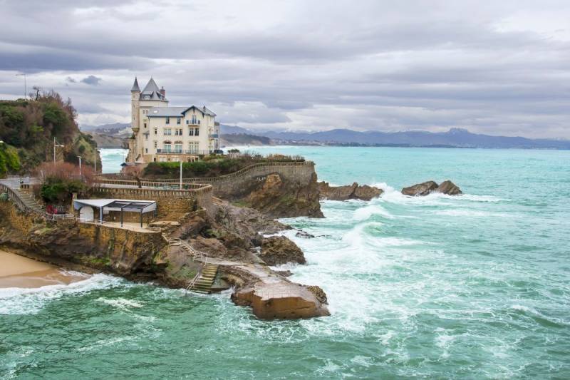 Prix et Réservation Taxi entre Aéroport de Bordeaux Mérignac à destination de Biarritz pour 3 personnes