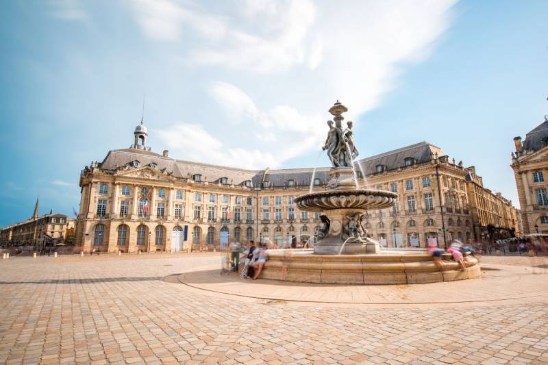 Taxi de Cissac Médoc à la Gare SNCF de Bordeaux Saint Jean pour deux personnes avec leurs bagages avec un train pour Toulouse